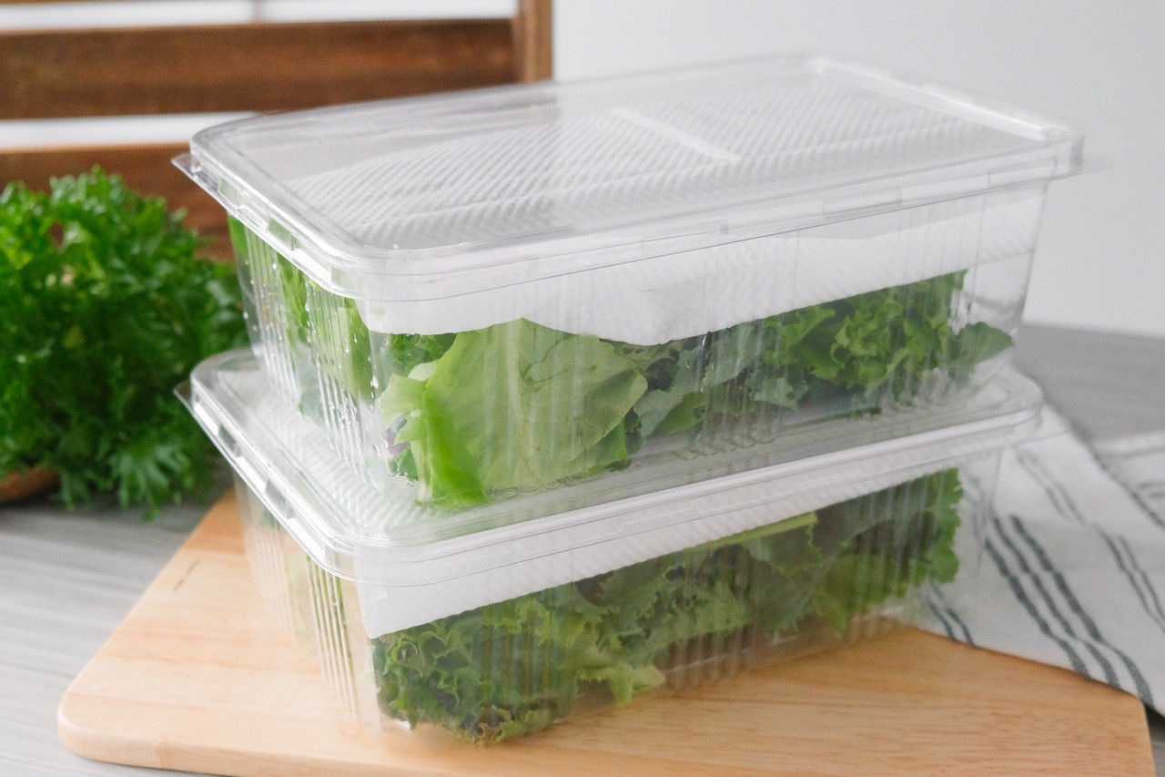 盒裝菜的好處，就是保存上可以更方便。生菜上方放上紙巾，可讓盒內濕氣降低。
