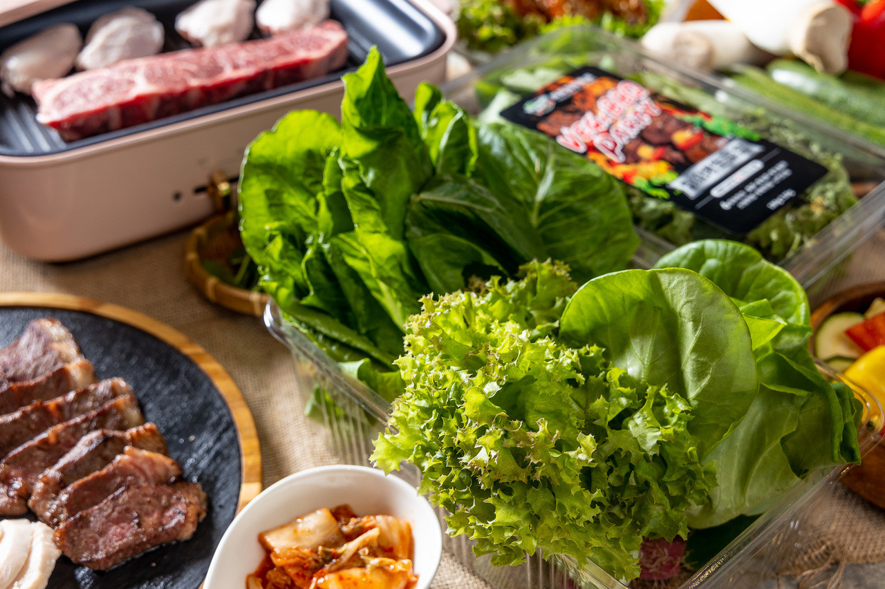 「源鮮綜合燒烤生菜盒」包含3種大葉片蔬菜用來包烤肉，最適合不過。攝影/盧大中