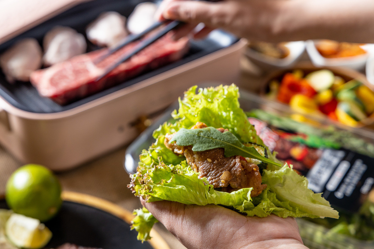 以蔬菜包著烤肉一起食用，更有健康概念。攝影/盧大中
